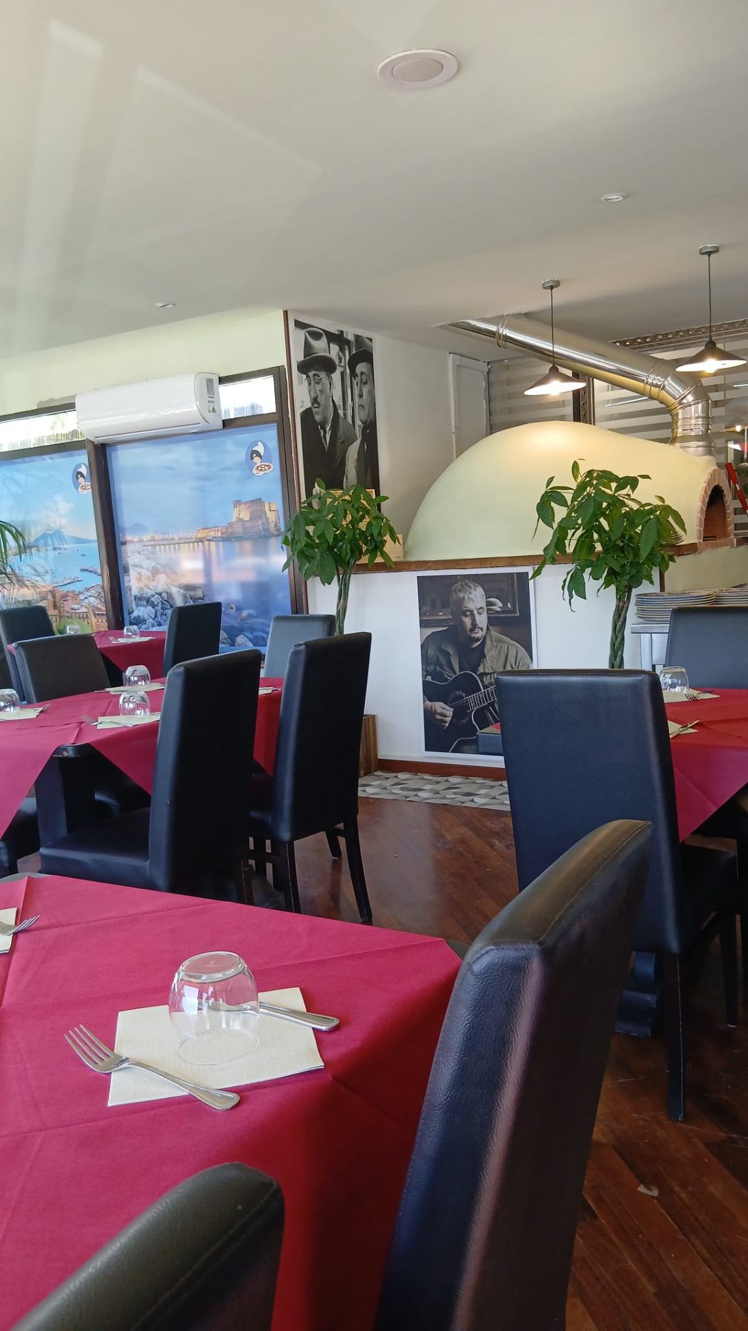 Sala interna Pizzeria GustaNapoli a Tirrenia